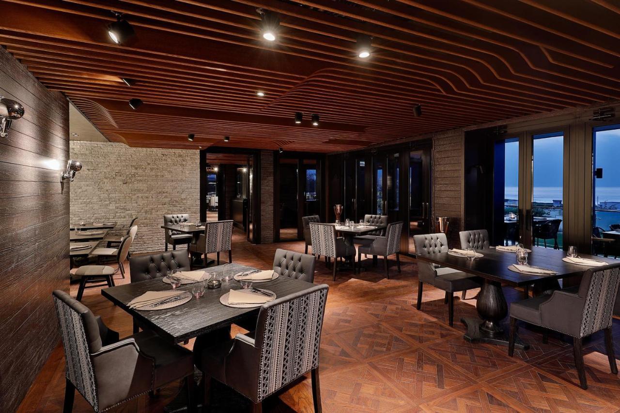 W Muscat Otel Dış mekan fotoğraf The interior of the restaurant