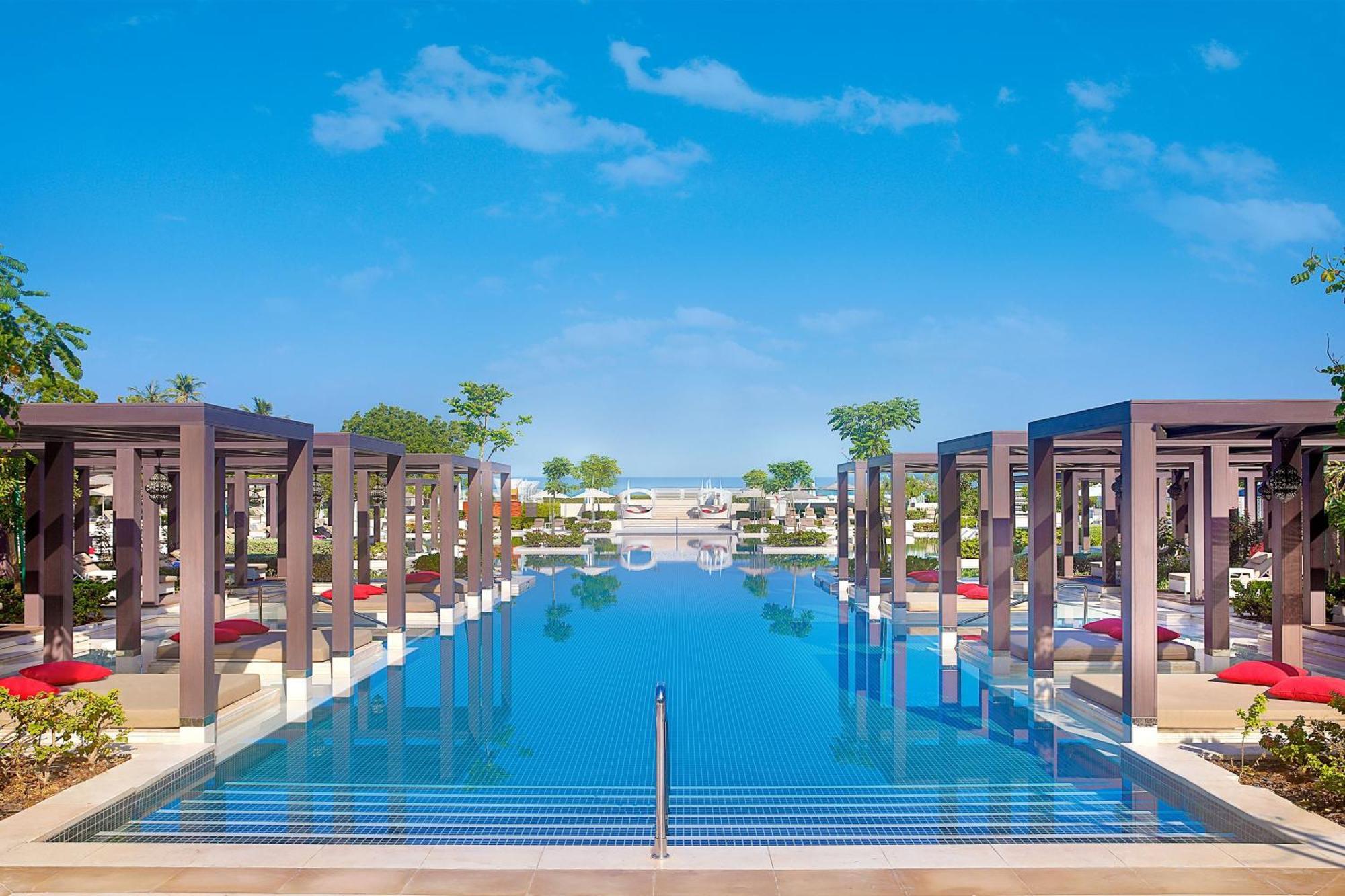 W Muscat Otel Dış mekan fotoğraf The pool at the resort