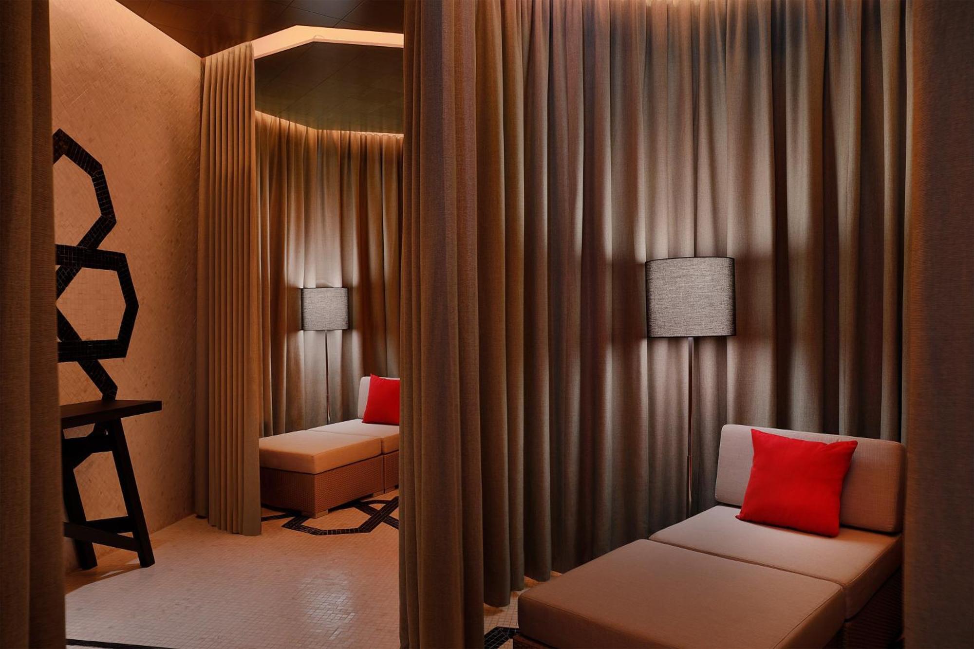 W Muscat Otel Dış mekan fotoğraf A treatment room at the spa