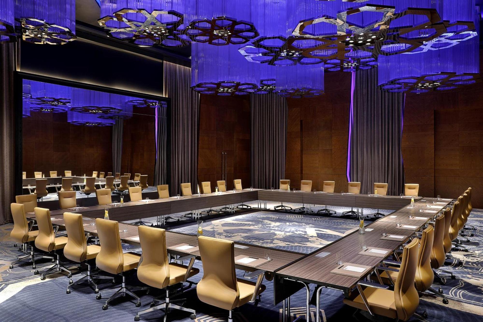W Muscat Otel Dış mekan fotoğraf The meeting room of the European Council