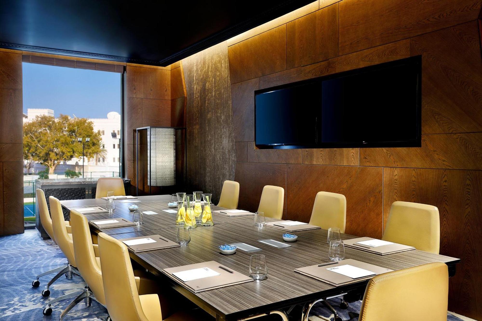 W Muscat Otel Dış mekan fotoğraf Boardroom at the Westin