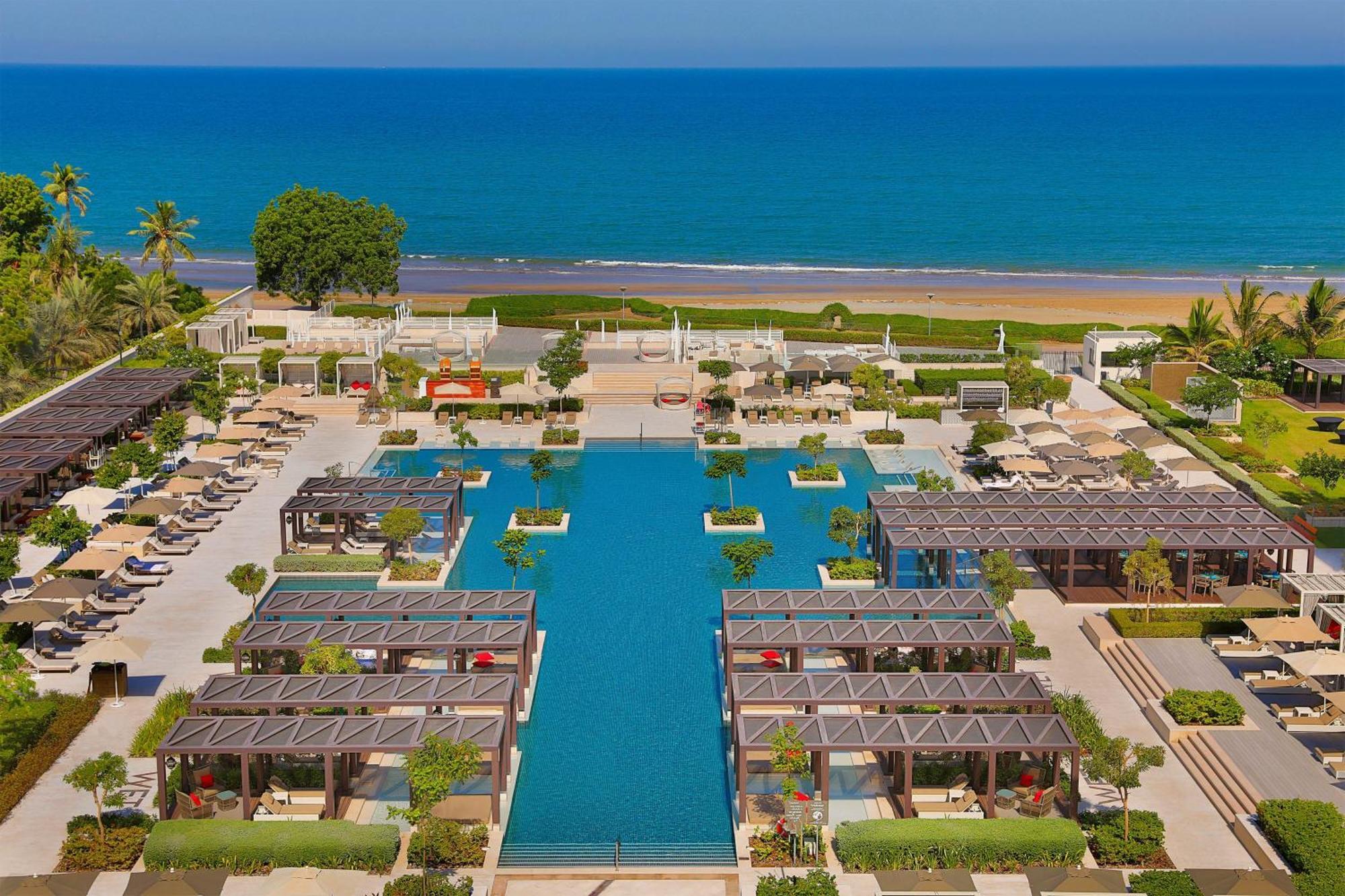 W Muscat Otel Dış mekan fotoğraf Aerial view of the resort